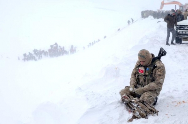 Van'daki çığın altında kalan arkadaşlarına bakan askerin fotoğrafı. Foto: AA